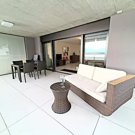 Lake View Penthouse Apt 701 Air-conditioned