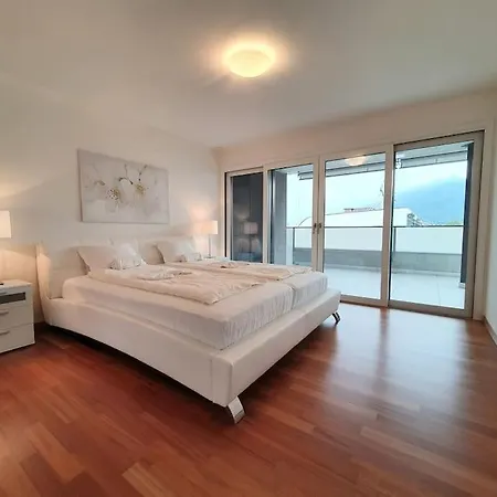 Lake View Penthouse Apt 701 Air-conditioned Apartment