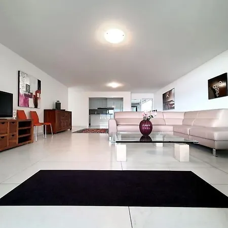 Lake View Penthouse Apt 701 Air-conditioned Apartment