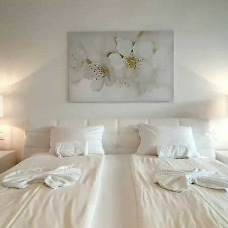 Lake View Penthouse Apt 701 Air-conditioned Apartment *